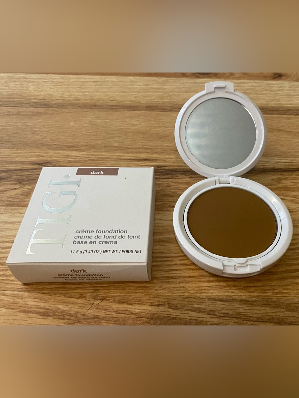 TIGI Crème Foundation compact in the shade "dark". New